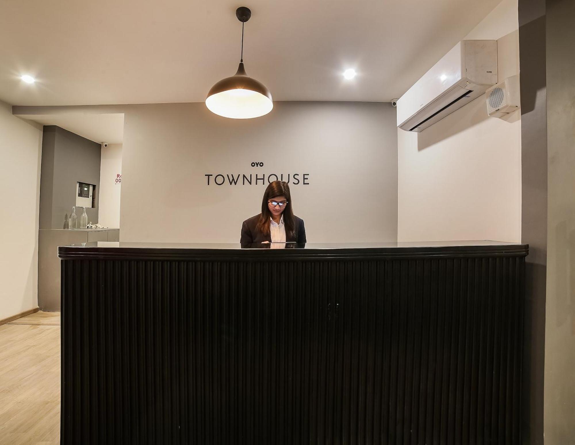 ホテル Super Townhouse Near Appu Ghar グルガウン エクステリア 写真
